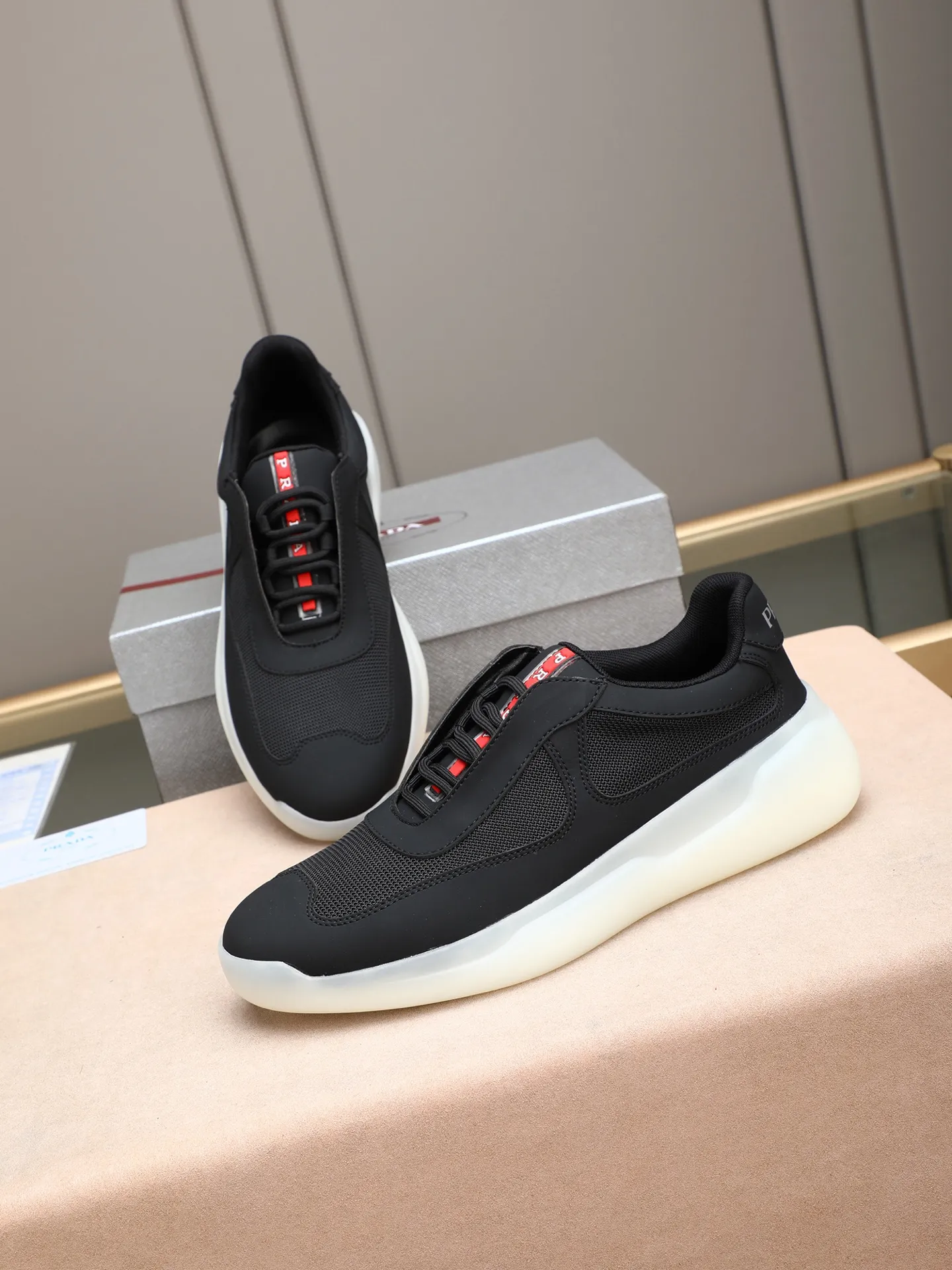 Men's shoes💰420 Prada/Prada sneakers👟! Low-top lace-up sports shoes, fashionable and elegant style. Made of top-layer cowhide leather spliced ​​with breathable mesh. Soft, comfortable and breathable. Logo lettering on the tongue. Finely crafted details. Lightweight foam sole, fashionable and versatile‼ ️size: 38-44 (45 customized